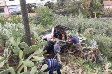  Un todoterreno se sale del camino de Telde a Valsequillo por Arenales por un despiste de su conductor/TA.